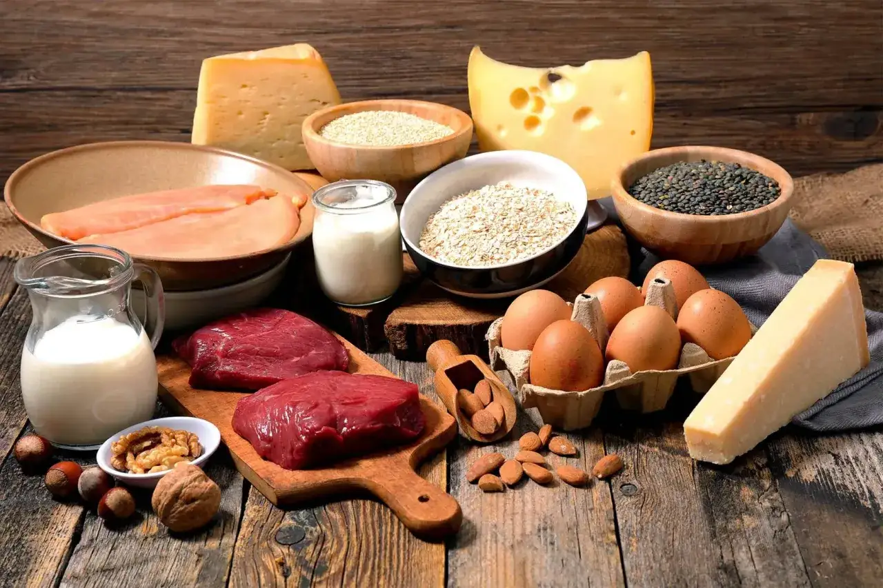 Fleisch, Eier, Milchprodukte und N&uuml;sse &ndash; wichtige Quellen gegen Vitamin B12 Mangel.