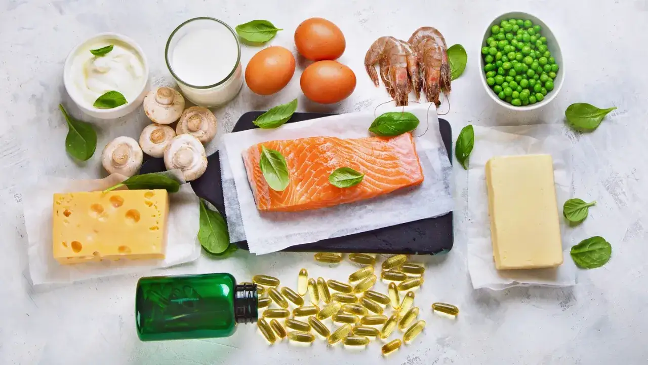 Lebensmittel wie Lachs, Eier, Pilze und Butter, sowie Kapseln &ndash; alles, was man f&uuml;r Vitamin D braucht. Wann einnehmen? Am besten zu einer Mahlzeit.