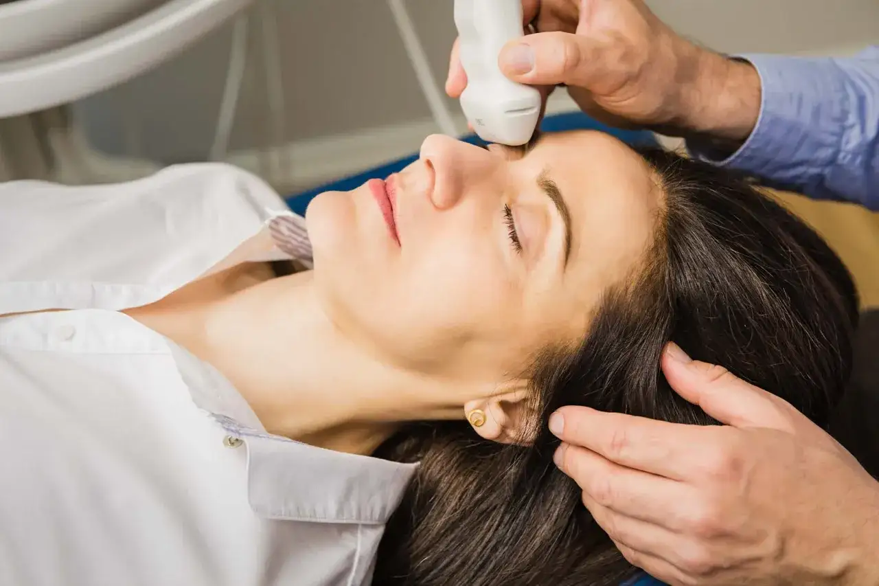 &Auml;rzte untersuchen mit Ultraschall die Schl&auml;fenarterie, um eine Arteriitis temporalis zu diagnostizieren.